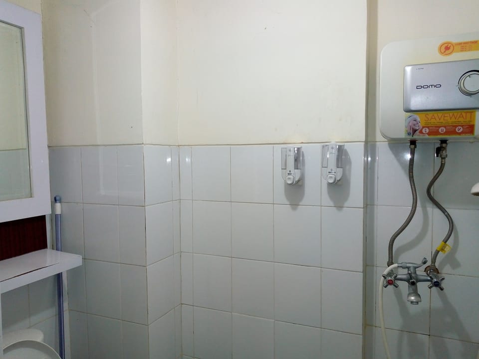 Basic Apartment, 2 Bedrooms | Bathroom | Shower, towels