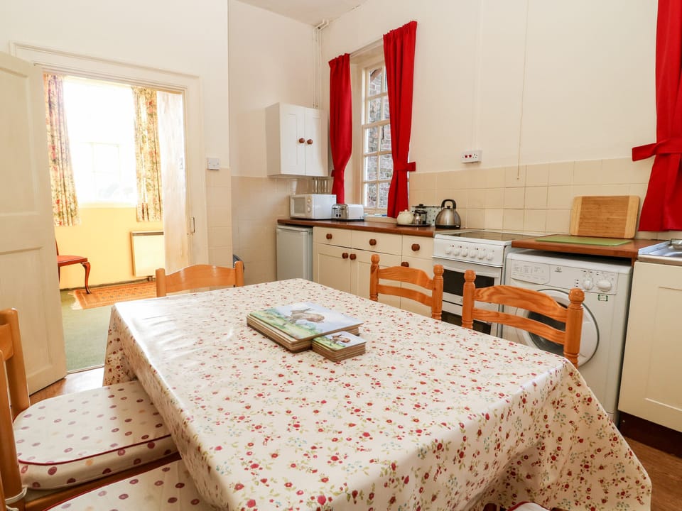 Cottage | Private kitchen | Stovetop, dishwasher, highchair, cookware/dishes/utensils