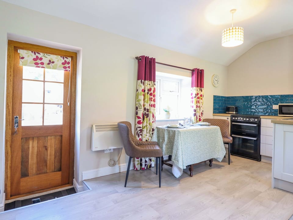Cottage | Dining