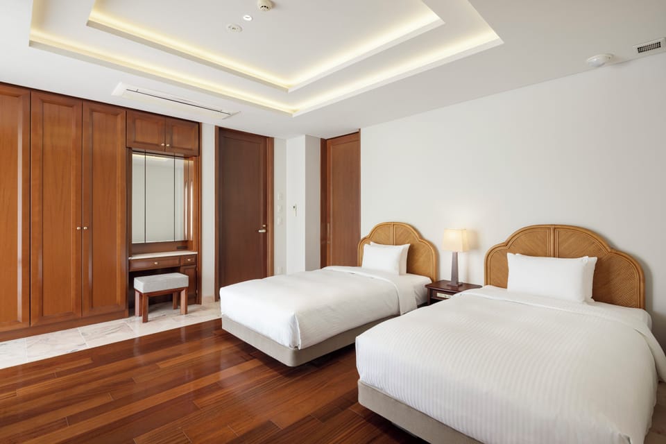 Premium bedding, in-room safe, individually decorated