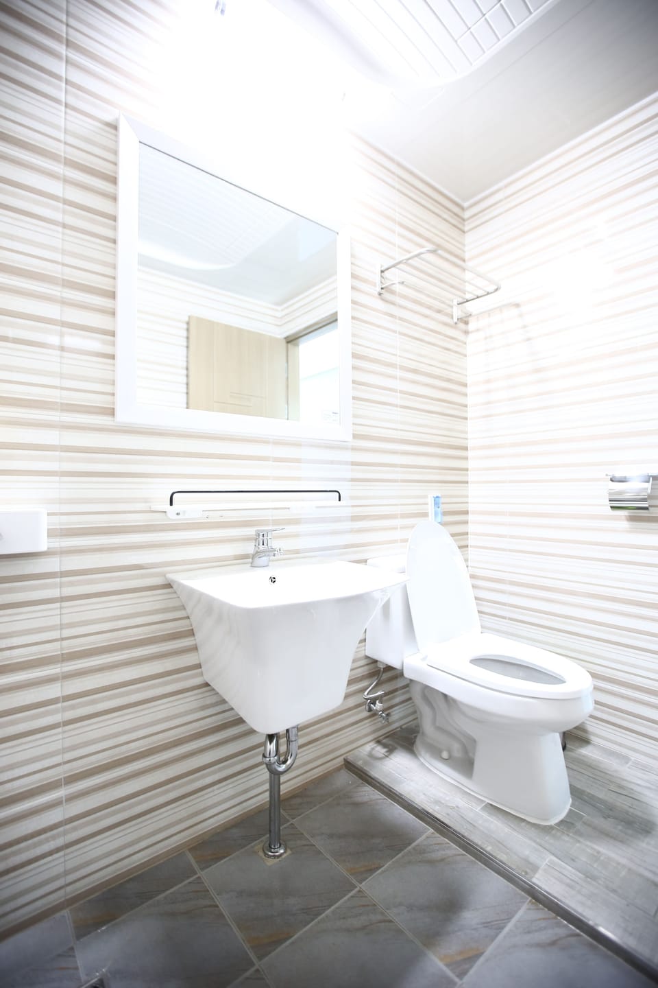 Deluxe Room | Bathroom | Shower, free toiletries, hair dryer, slippers