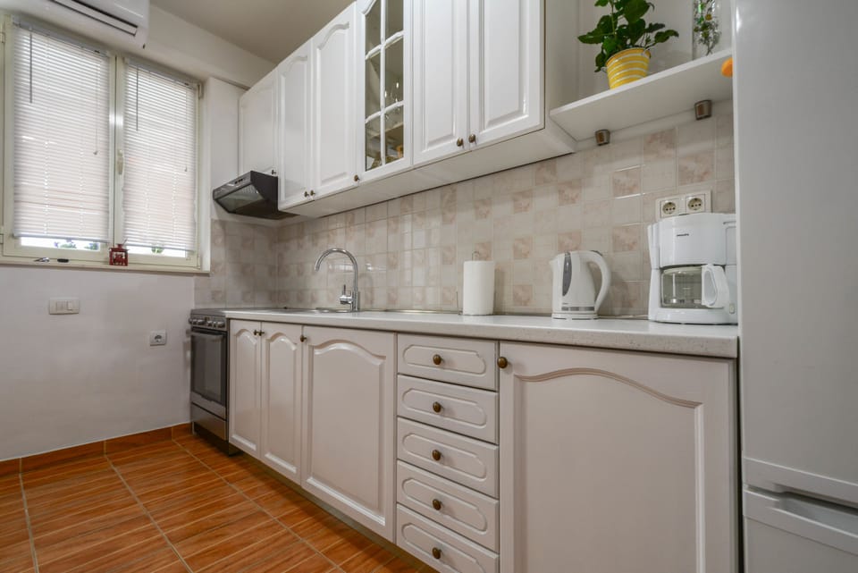 Family Apartment | Private kitchen | Full-size fridge, microwave, oven, stovetop