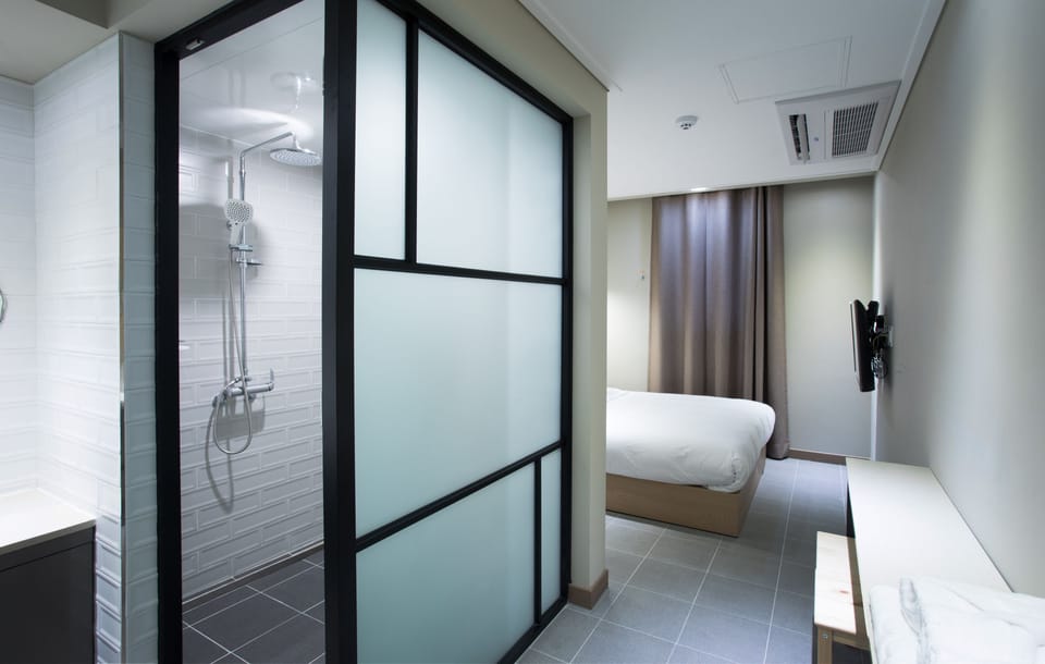 Deluxe Room, 1 Queen-sized bed, Shower booth | Premium bedding, blackout drapes, WiFi (free), bed sheets