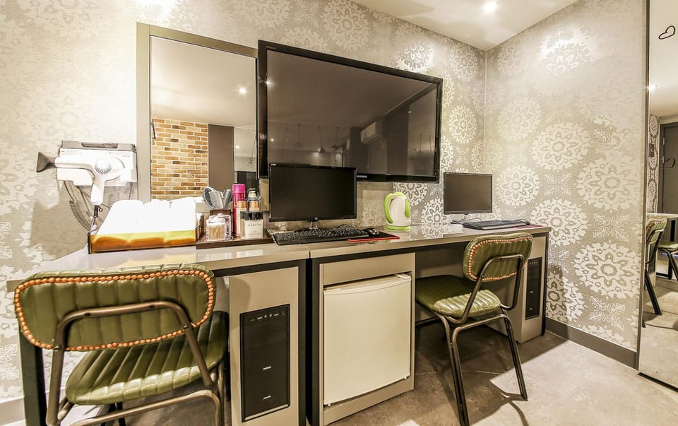 Deluxe Room, 1 Double Bed, Non Smoking, Jetted Tub | Room amenity