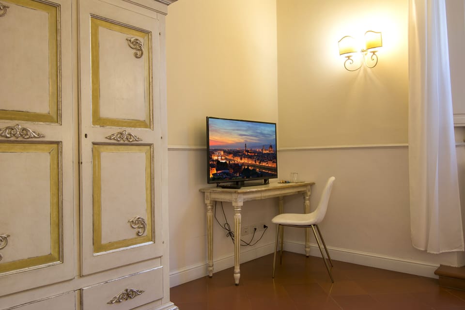 Classic Double or Twin Room | Minibar, in-room safe, desk, blackout drapes