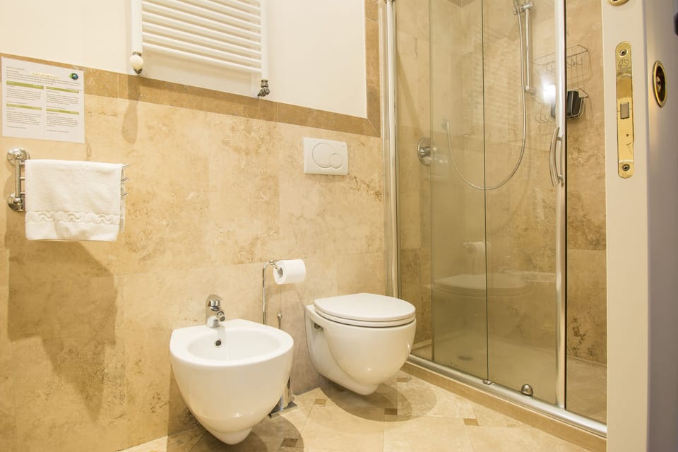 Classic Double or Twin Room | Bathroom | Shower, rainfall showerhead, hair dryer, bidet