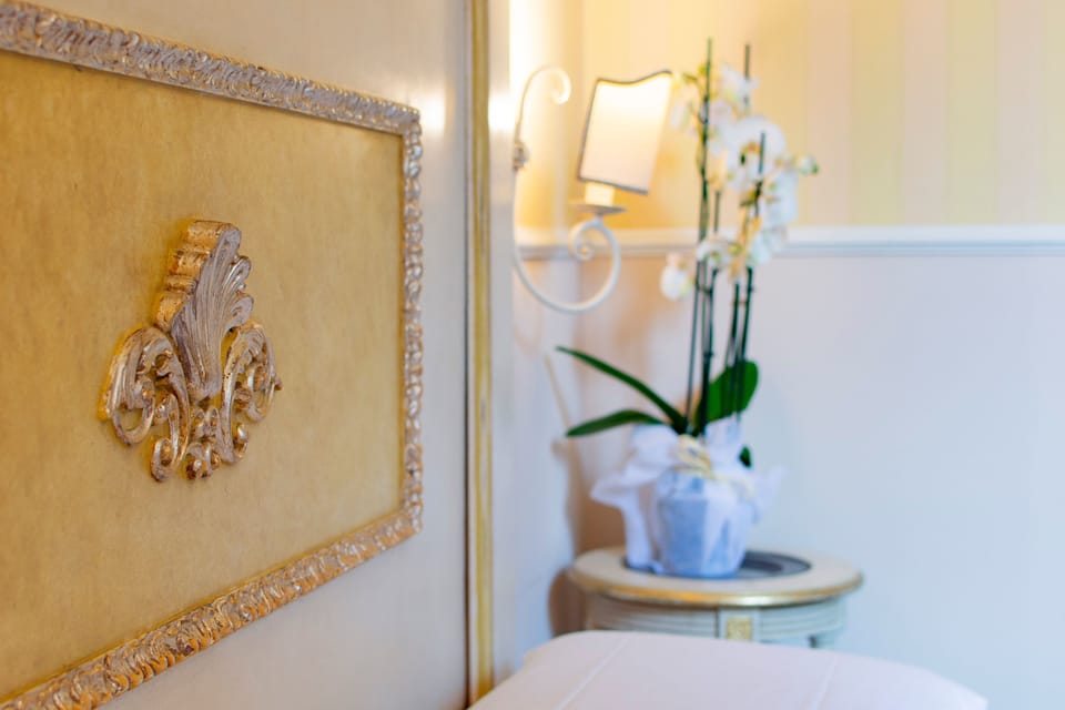 Classic Double or Twin Room | Minibar, in-room safe, desk, blackout drapes