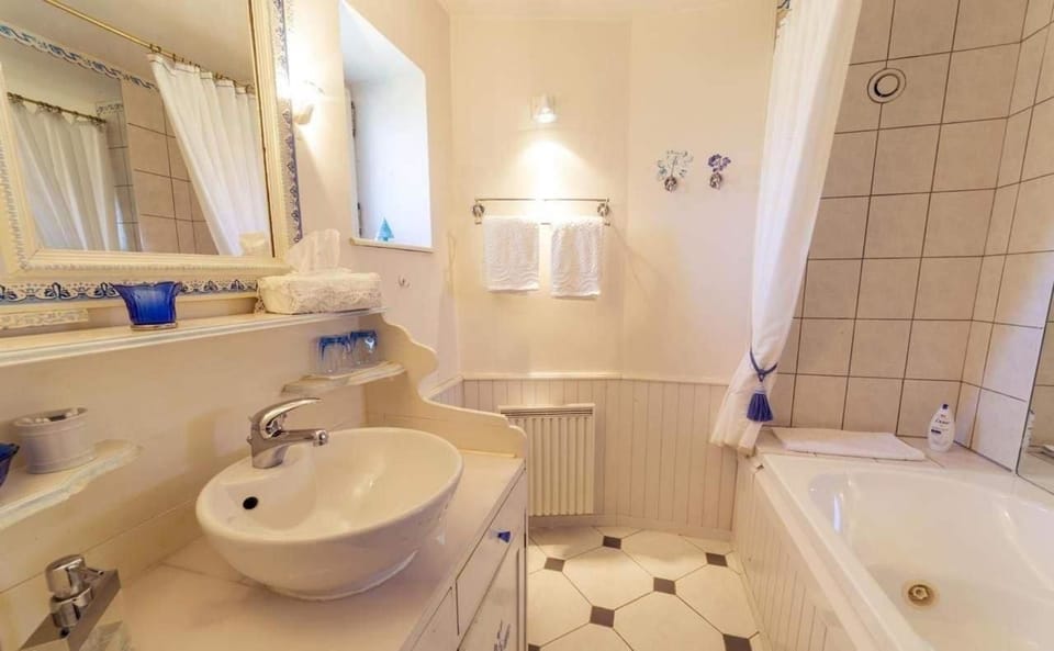 Comfort Quadruple Room | Bathroom | Free toiletries, hair dryer, towels
