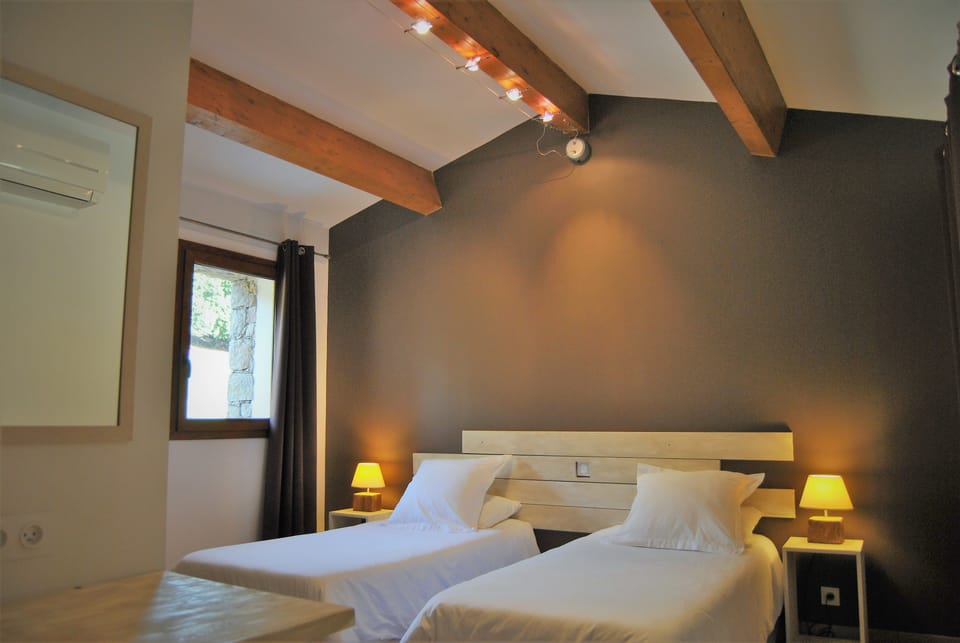 Comfort Double Room | Desk, blackout drapes, soundproofing, cribs (free)