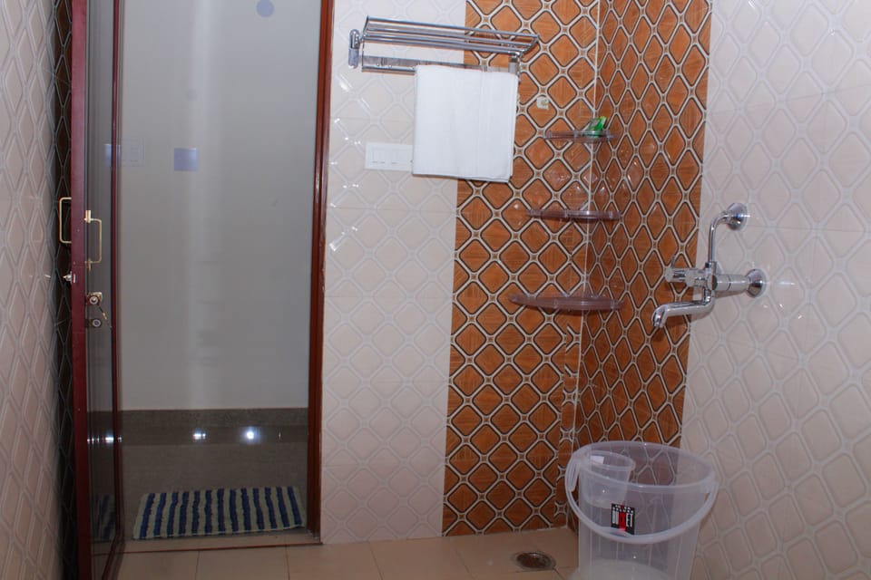 Classic Room, 1 Double Bed, Non Smoking | Bathroom | Shower, rainfall showerhead