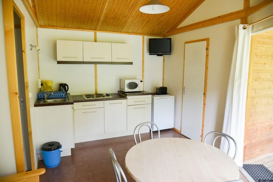 Chalet, 2 Bedrooms | Private kitchenette | Coffee/tea maker, fridge, microwave, stovetop