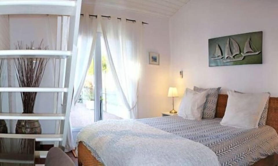 Soundproofing, free WiFi, bed sheets