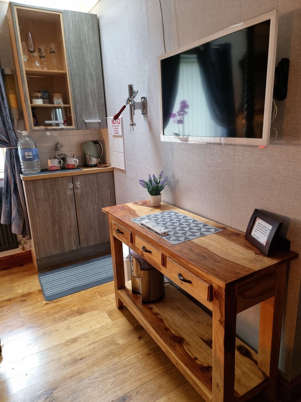 Family Room | Desk, laptop workspace, iron/ironing board, free WiFi