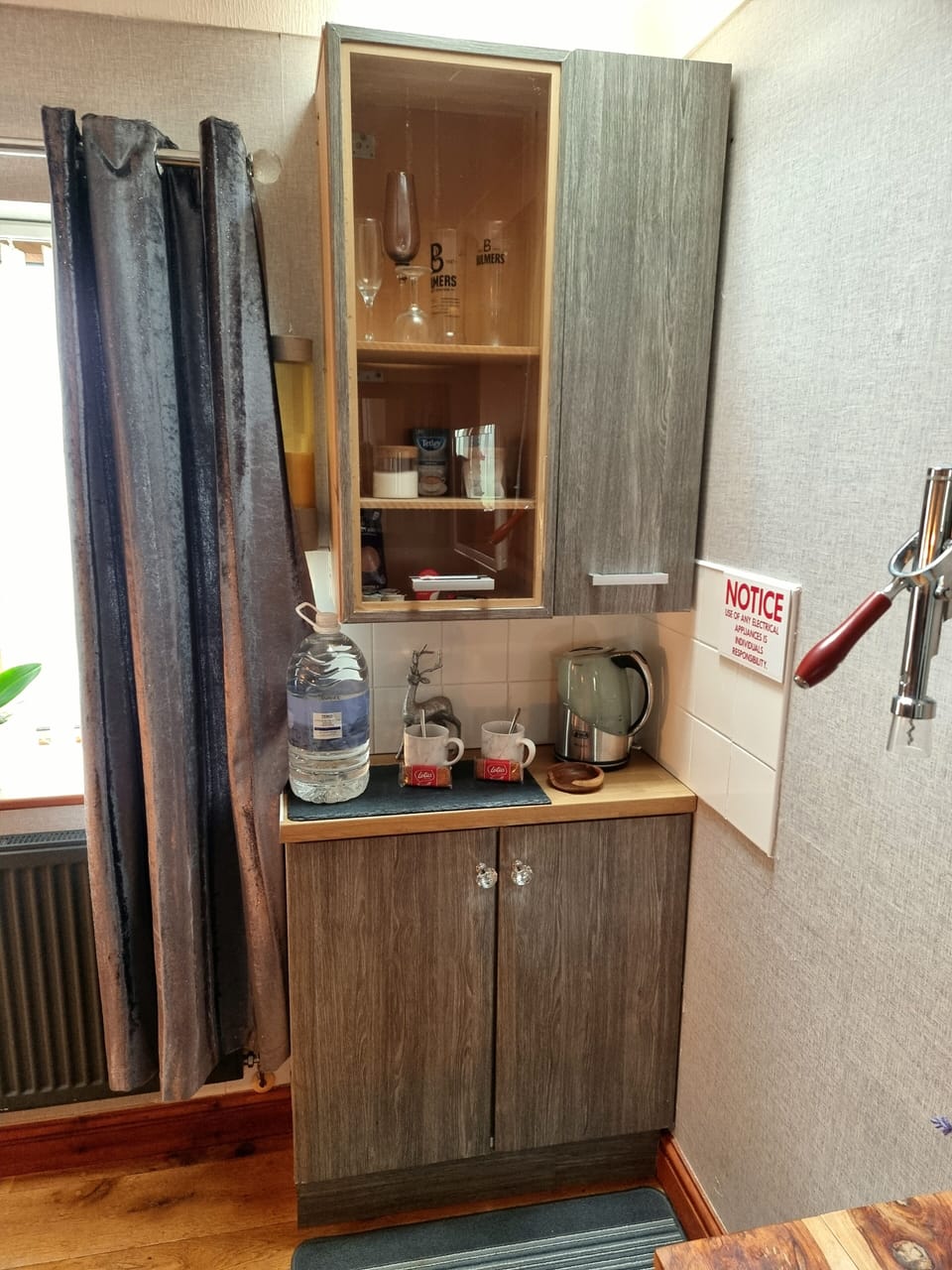 Family Room | Desk, laptop workspace, iron/ironing board, free WiFi