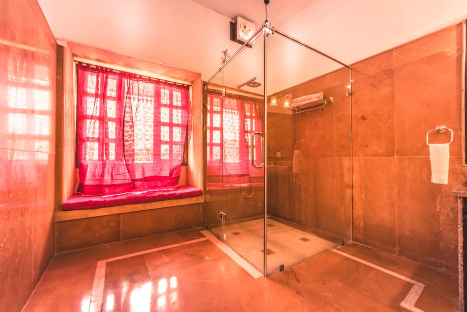 Suite | Bathroom | Shower, hydromassage showerhead, free toiletries, hair dryer