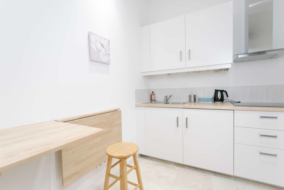 Studio | Private kitchen | Coffee/tea maker, electric kettle, cookware/dishes/utensils