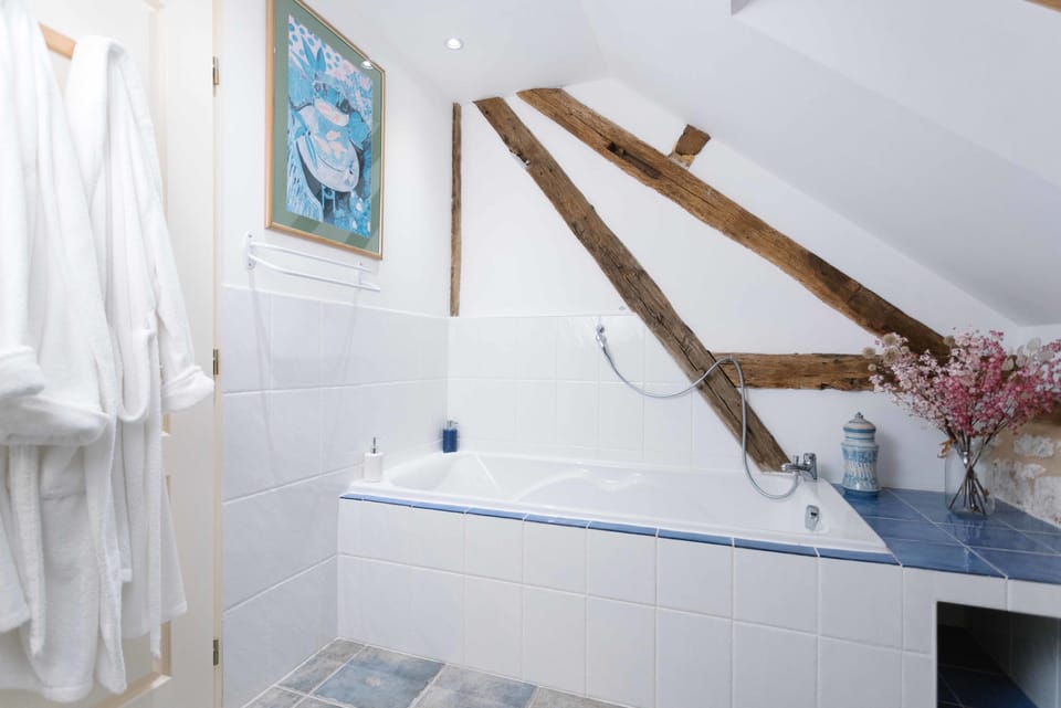 Double Room, Bathtub | Bathroom amenities | Shower, hair dryer, bidet, towels