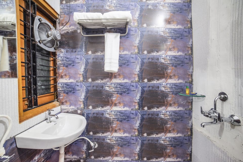 Deluxe Room, Non Smoking | Bathroom | Shower, free toiletries, towels