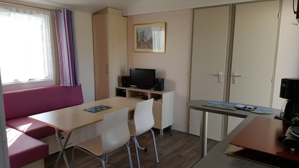 Mobile Home, 2 Bedrooms, Non Smoking | In-room dining