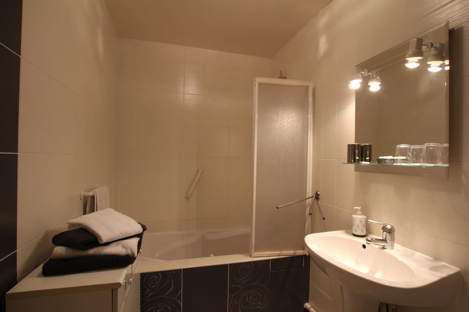 Classic Double Room | Bathroom | Hair dryer, towels, soap, shampoo