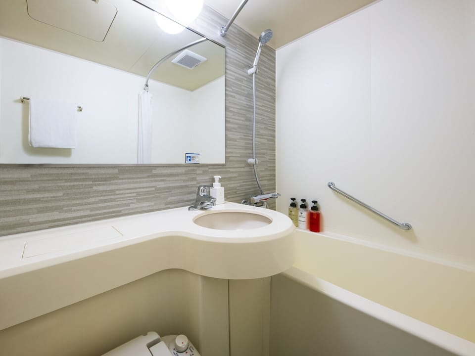 Combined shower/tub, deep soaking tub, free toiletries, hair dryer
