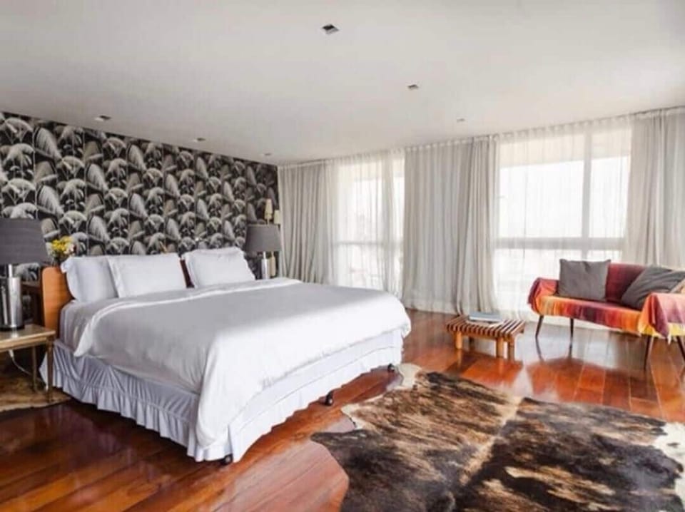 Design Suite, 1 Queen Bed, Balcony, Ocean View | Minibar, in-room safe, individually decorated, individually furnished