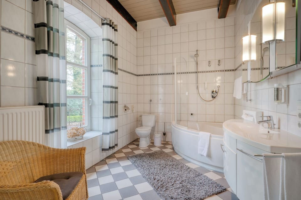 Suite, 1 Bedroom | Bathroom | Free toiletries, hair dryer, towels