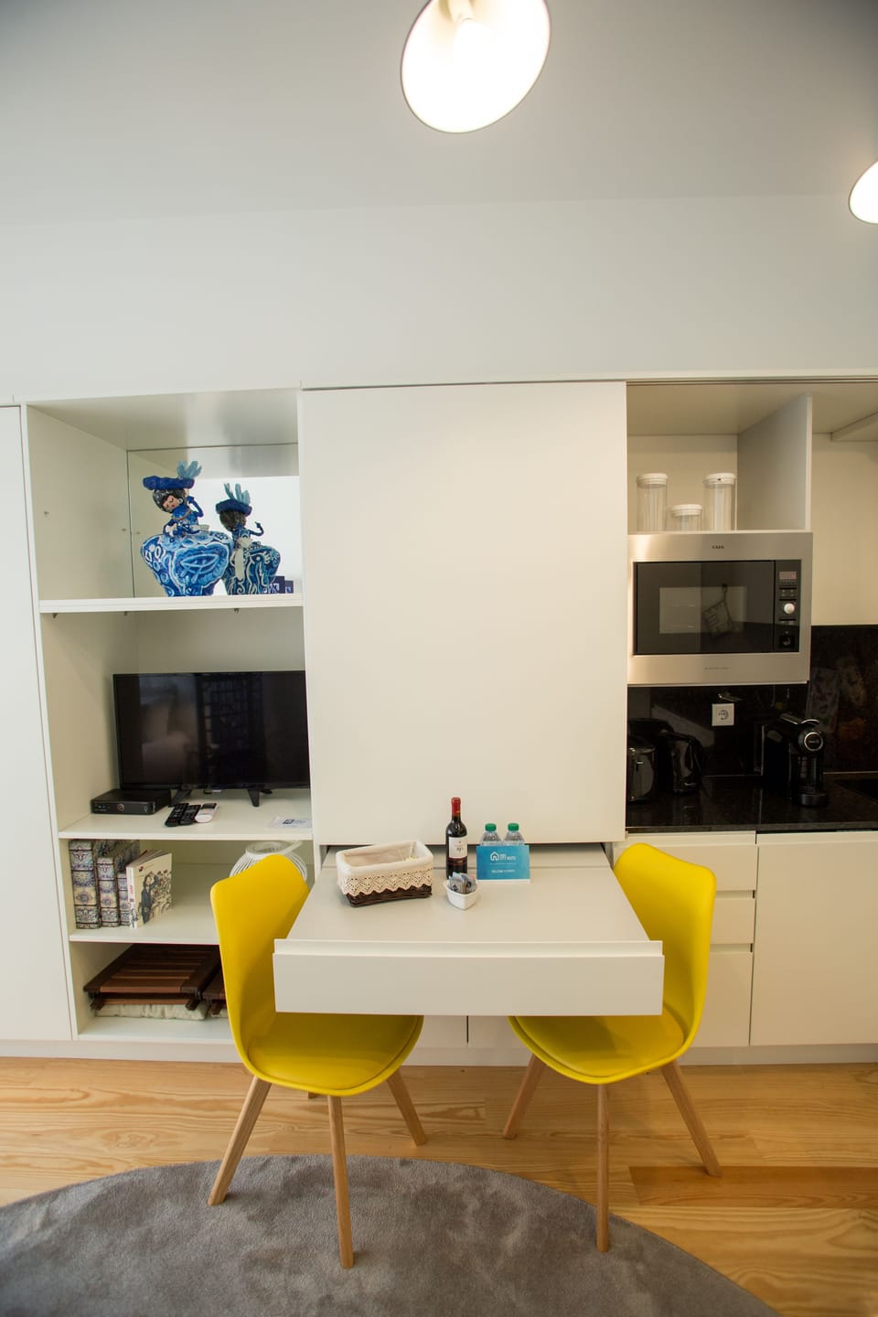 Studio, 1 Queen Bed with Sofa bed | Private kitchenette | Fridge, microwave, oven, stovetop
