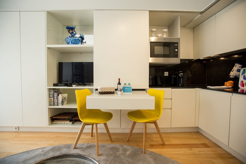 Studio, 1 Queen Bed with Sofa bed | Private kitchenette | Fridge, microwave, oven, stovetop