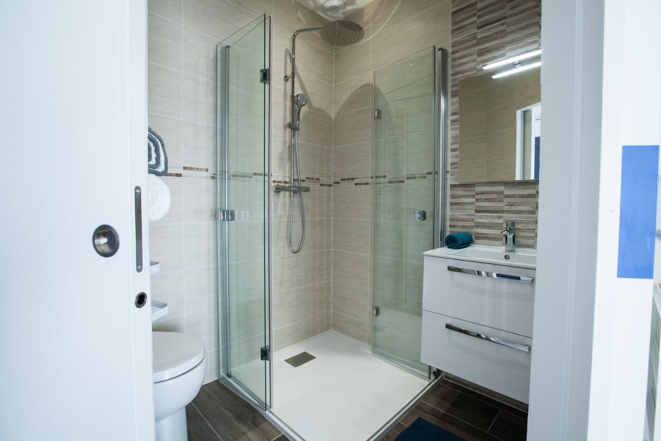 Design Double Room, 1 Queen Bed | Bathroom | Shower, rainfall showerhead, hair dryer, towels