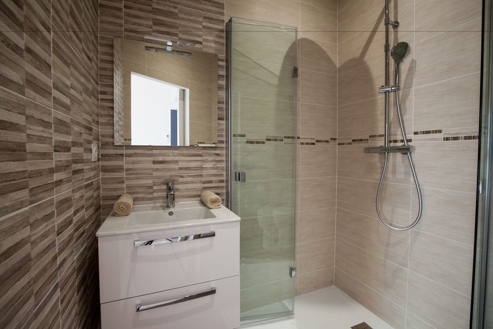 Design Double Room, 1 Queen Bed | Bathroom | Shower, rainfall showerhead, hair dryer, towels