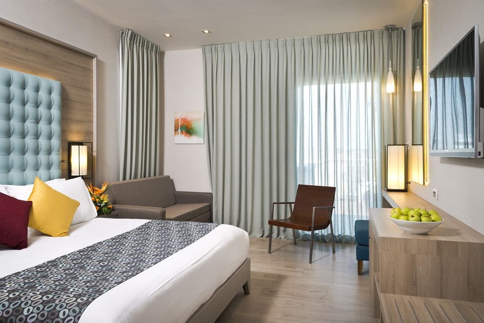 Loft Room | Minibar, in-room safe, blackout drapes, bed sheets