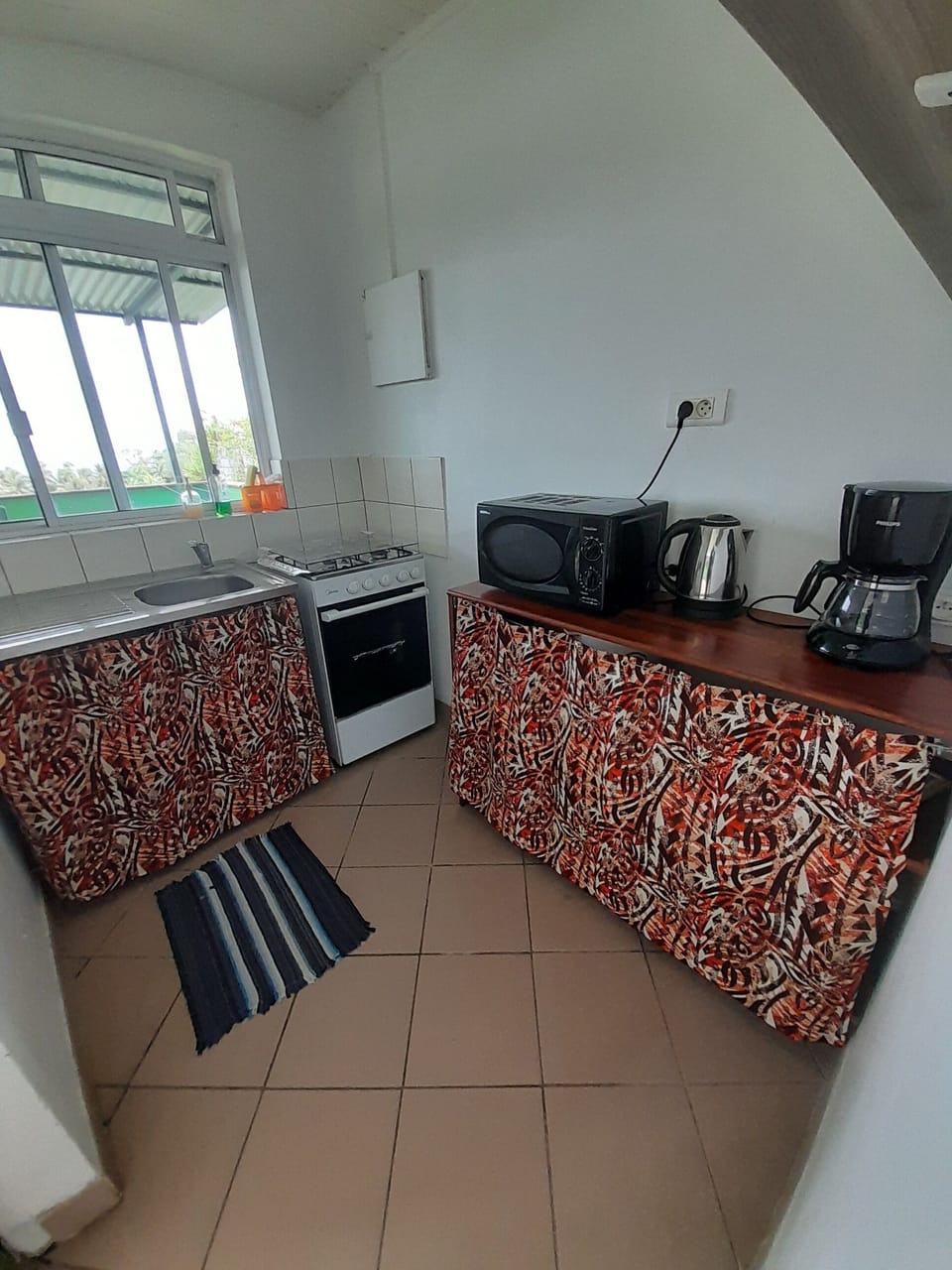 Microwave, electric kettle, cleaning supplies