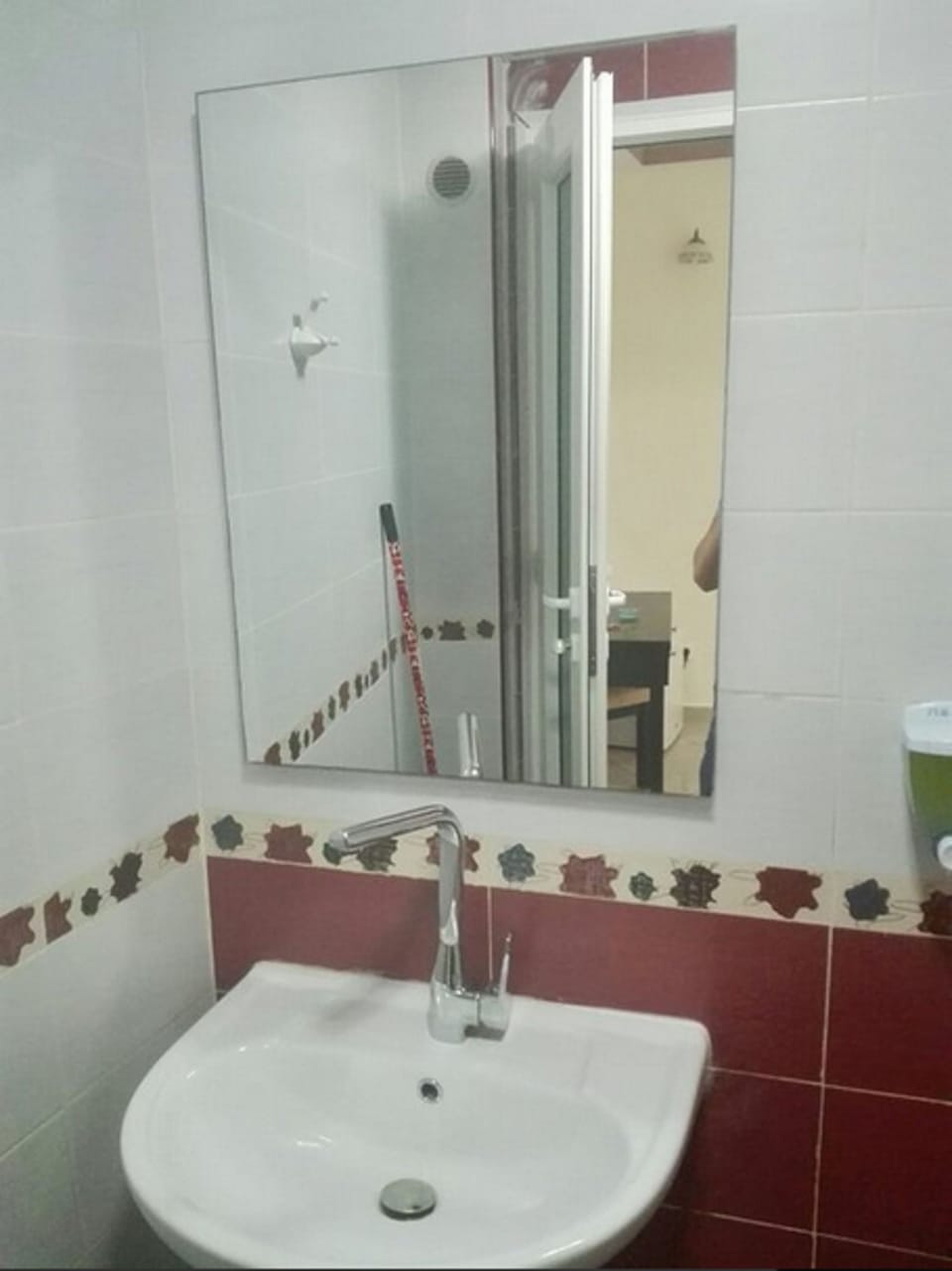 Double Room | Bathroom | Shower, rainfall showerhead, free toiletries, towels
