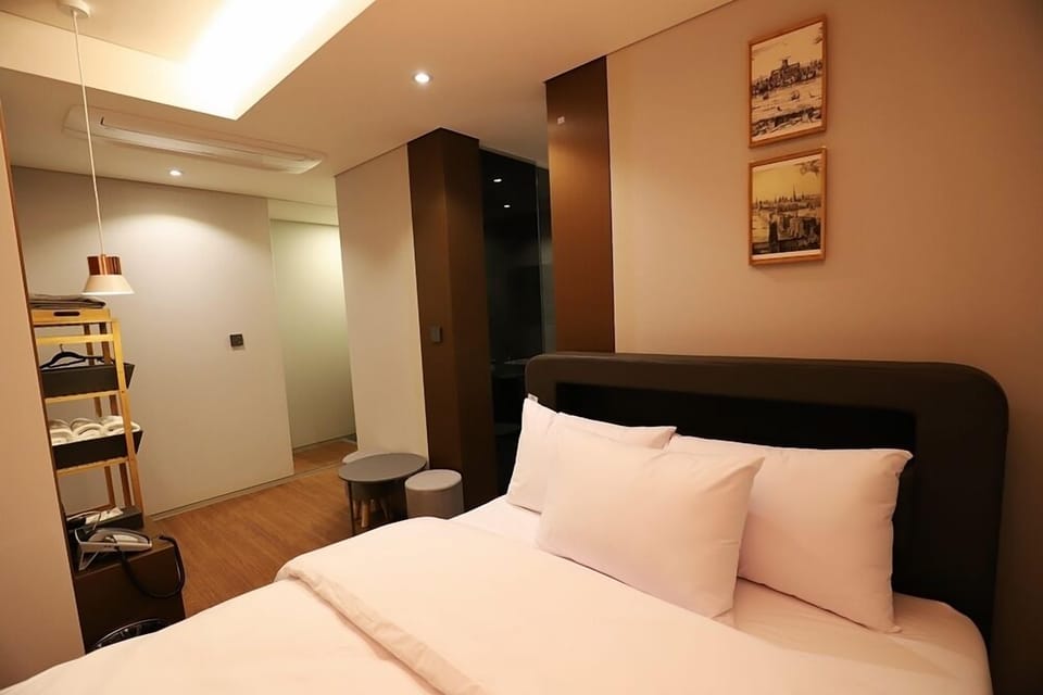 Deluxe Room | In-room safe, blackout drapes, free WiFi