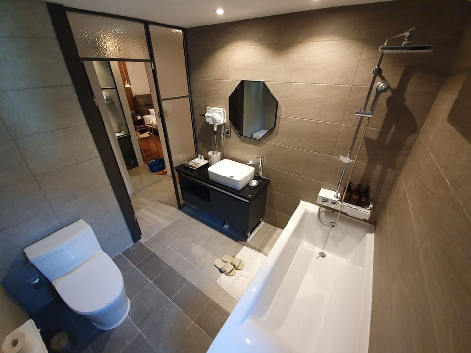 Suite | Bathroom | Free toiletries, hair dryer, bathrobes, slippers