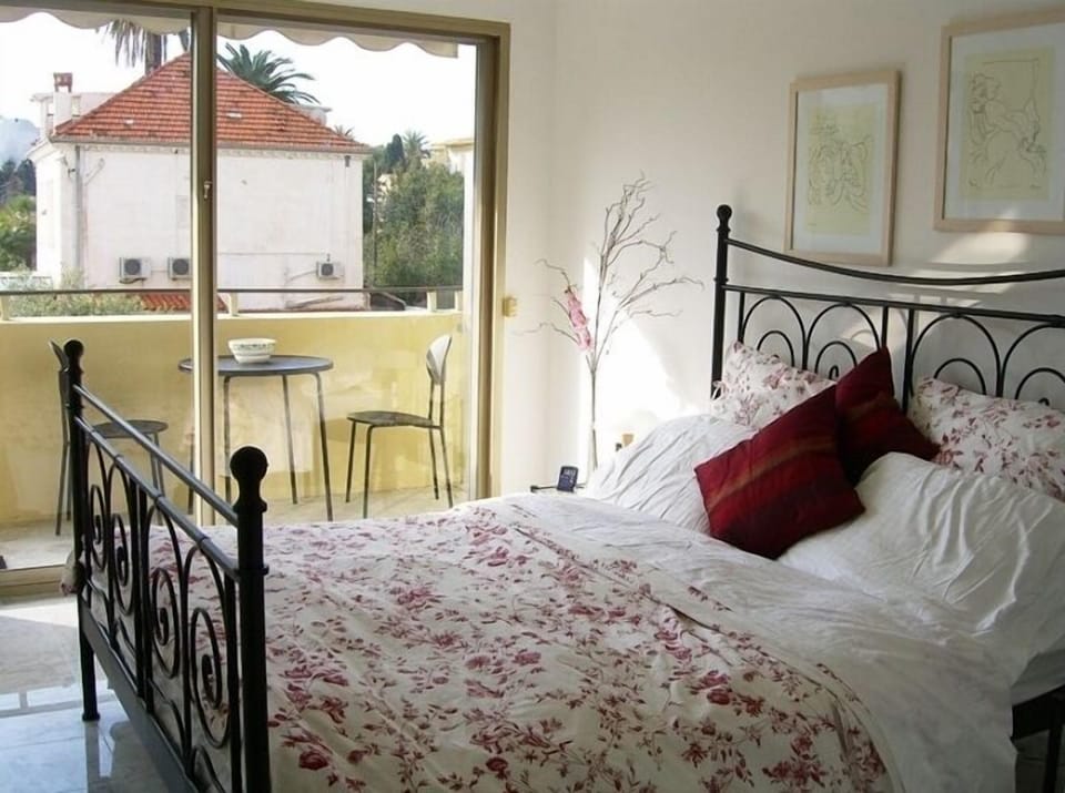 Bedroom (Queen Size Bed)