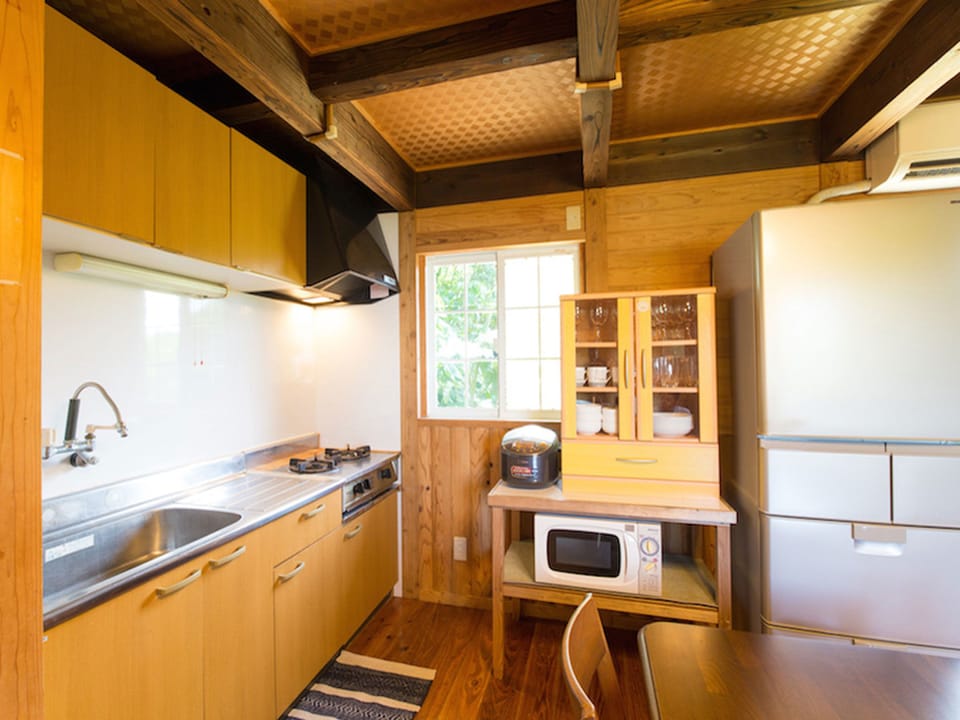 Private Vacation Home | Private kitchen | Fridge, microwave, stovetop, cookware/dishes/utensils