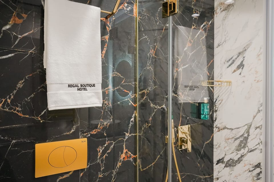 Twin Room | Bathroom | Shower, free toiletries, hair dryer, bidet