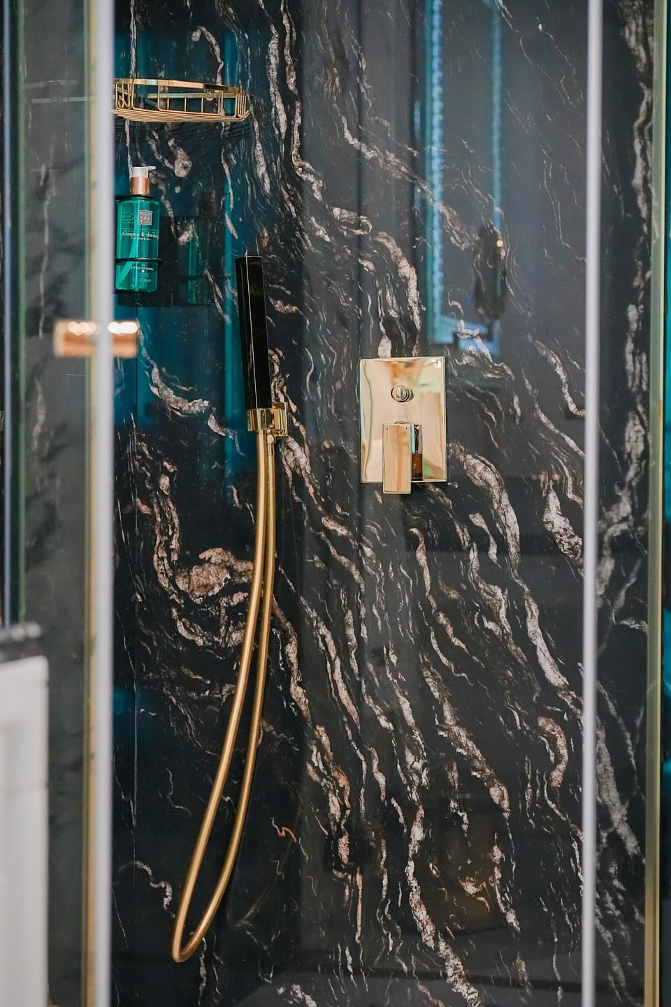 Suite | Bathroom | Shower, free toiletries, hair dryer, bidet