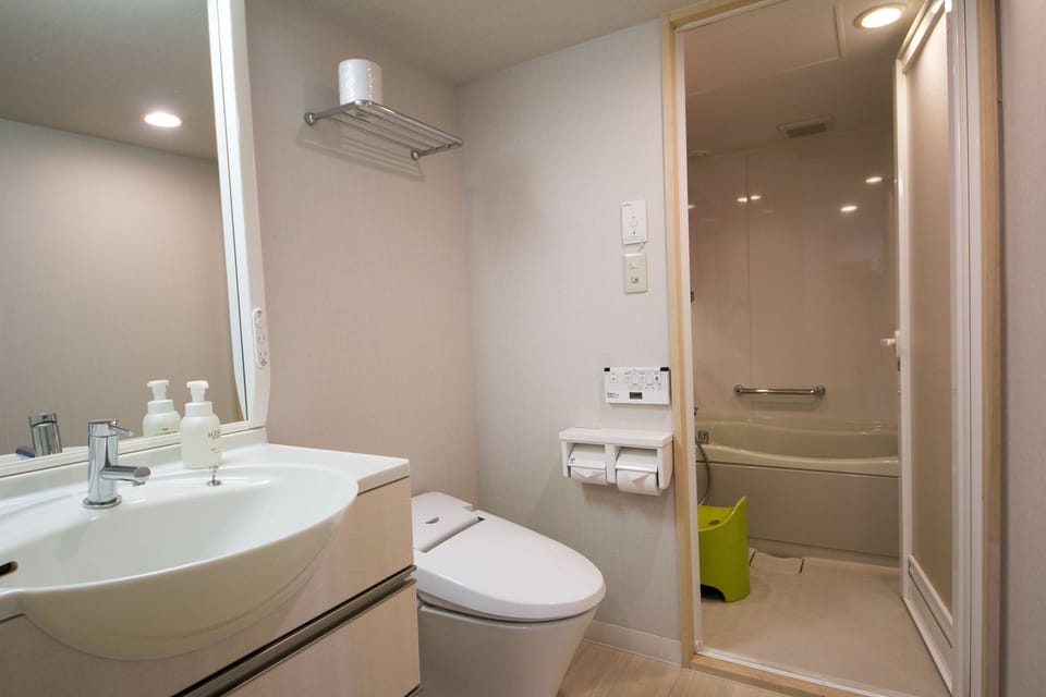 Combined shower/tub, free toiletries, hair dryer, slippers