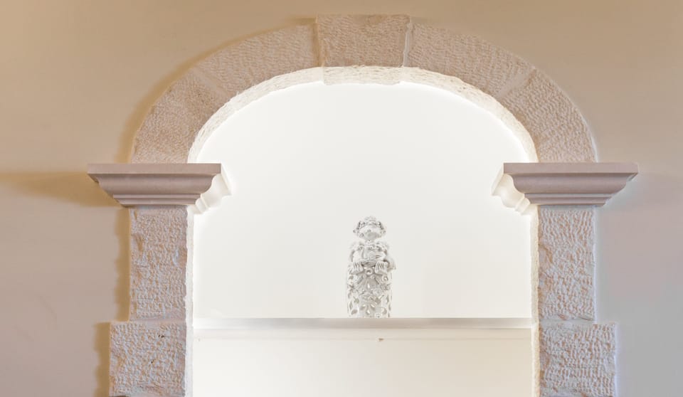 Stylish interior - alcove in local stone with Puglian ceramic ornaments