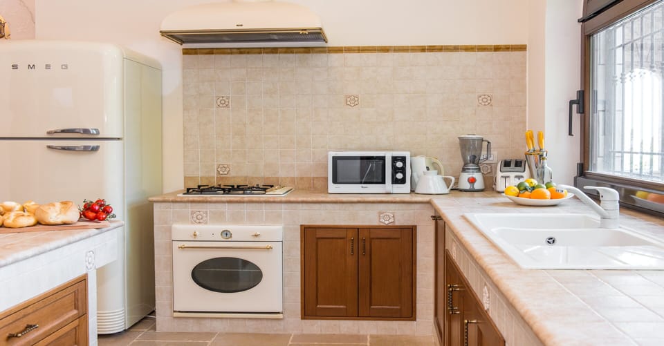 Fully equipped kitchen with SMEG oven and oversize fridge and dishwasher