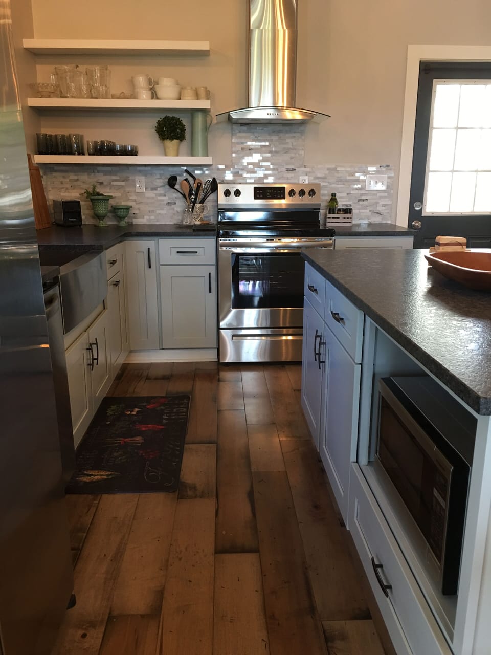 Kitchen with great appliances and basic supplies 