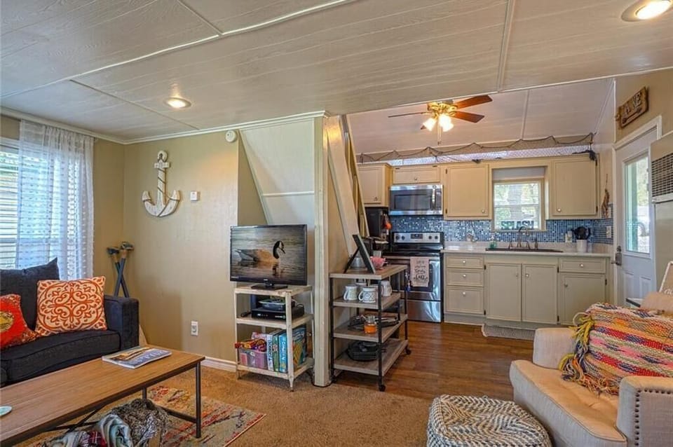 looking towards kitchen