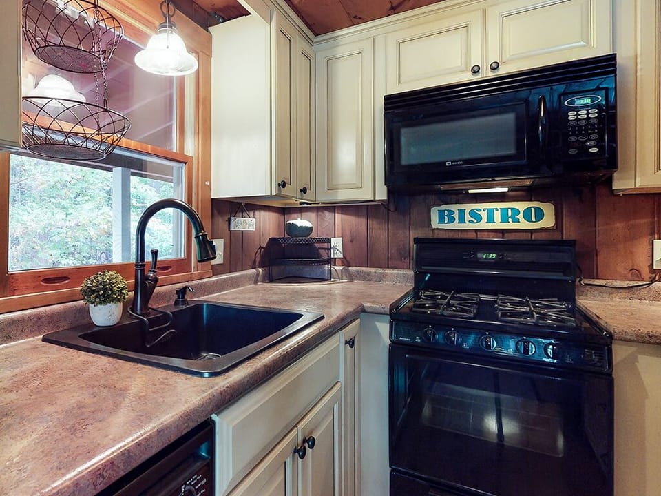 Kitchen, 4- burner gas stove