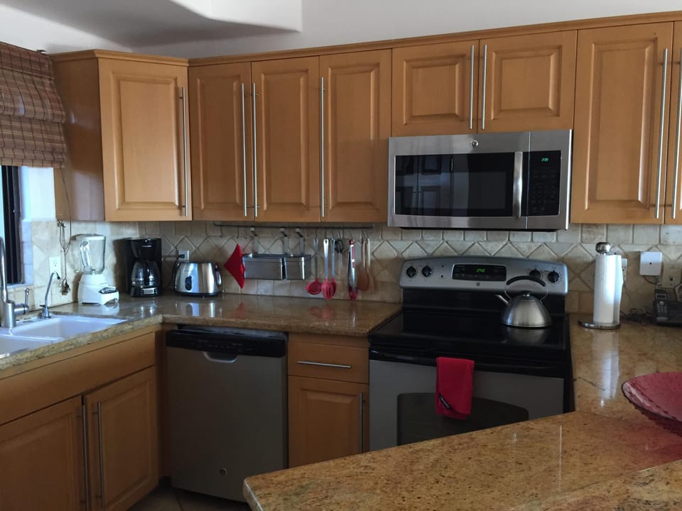 fully equipped kitchen. Coffee machin, toaster, blender, etc
