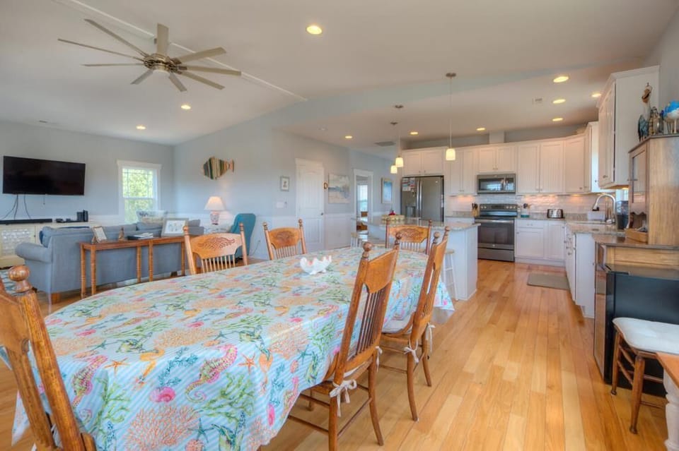 Dining Area
GW 8-28-25