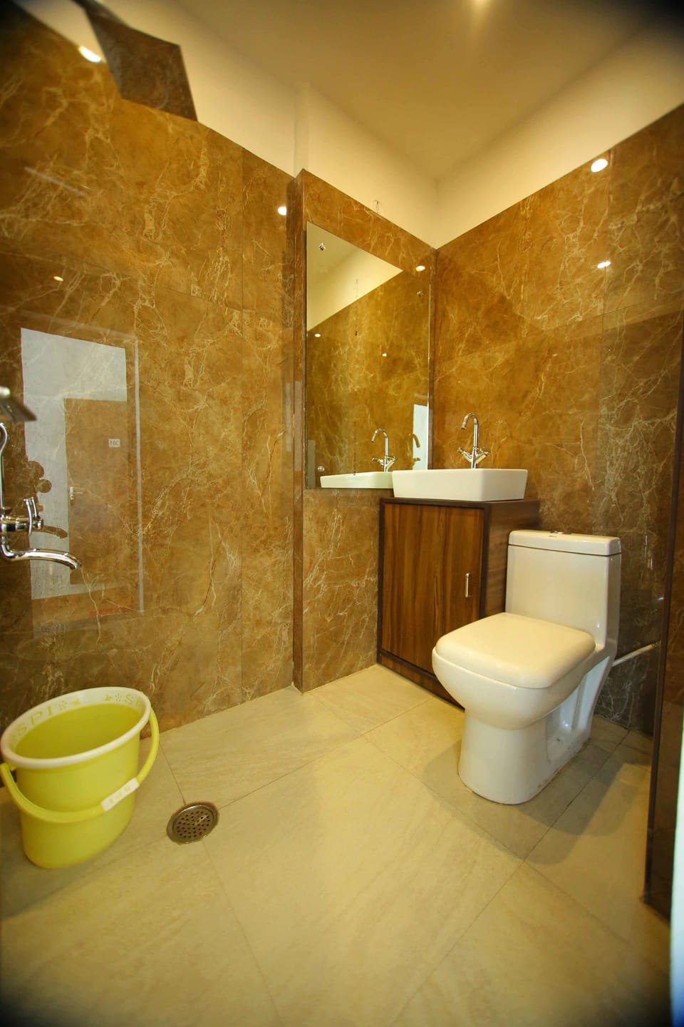 Deluxe Double Room, 1 King Bed, Non Smoking | Bathroom | Shower