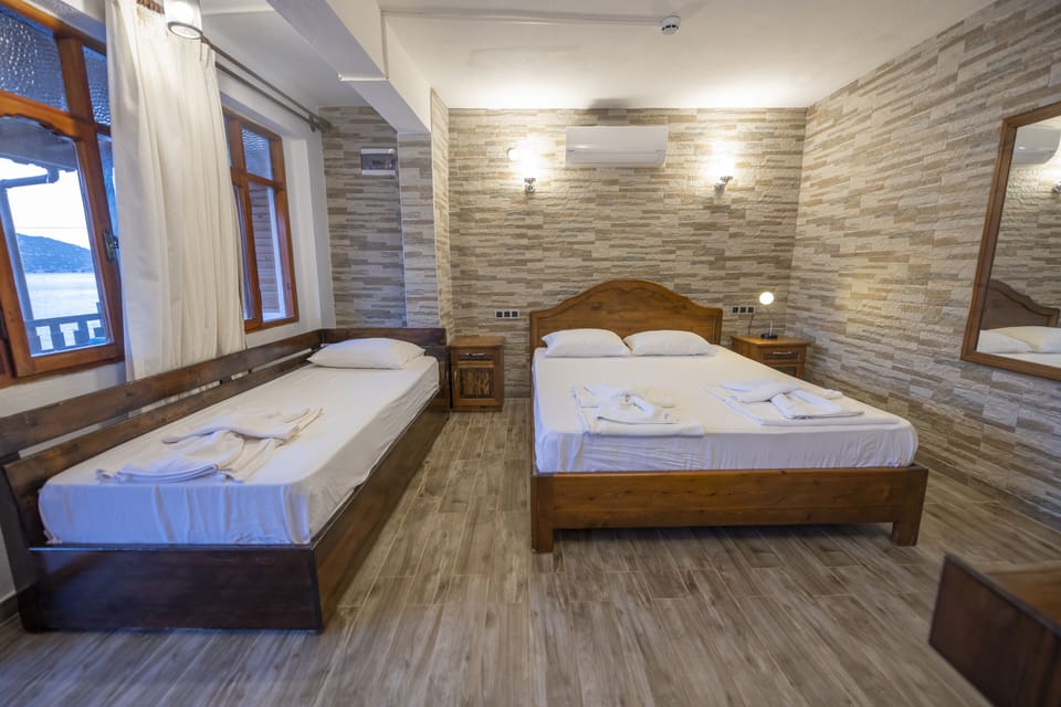 Junior Deluxe 5 | In-room safe, desk, soundproofing, free WiFi
